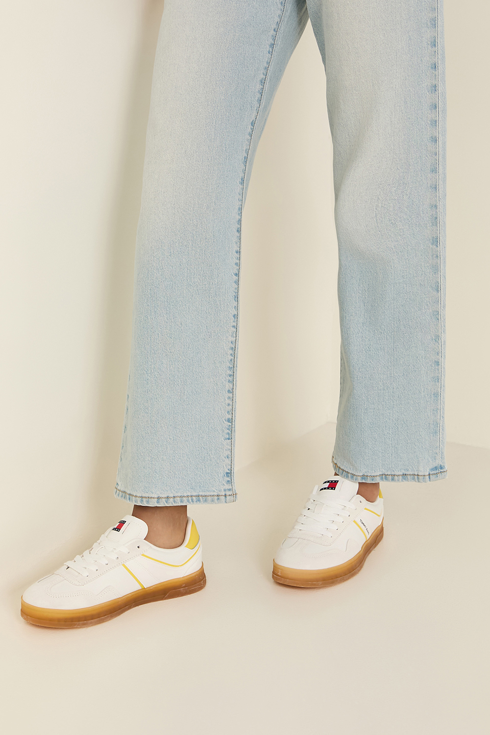 תמונת כל הלוק של נעלי סניקרס